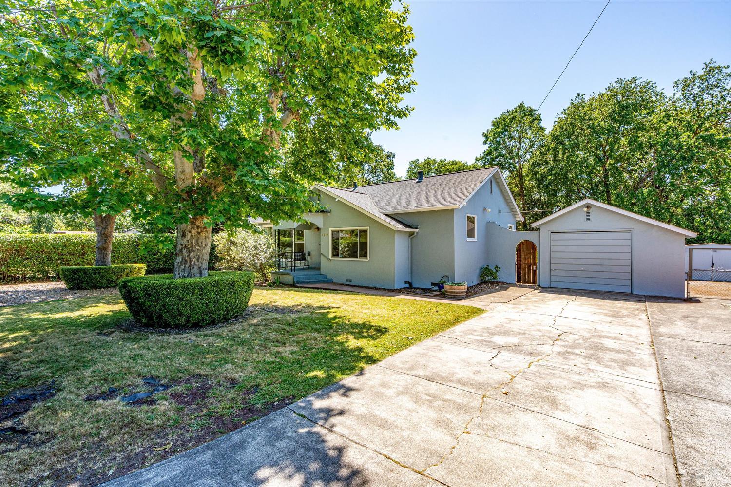 Detail Gallery Image 1 of 1 For 1011 Link Ln, Santa Rosa,  CA 95401 - 3 Beds | 2 Baths