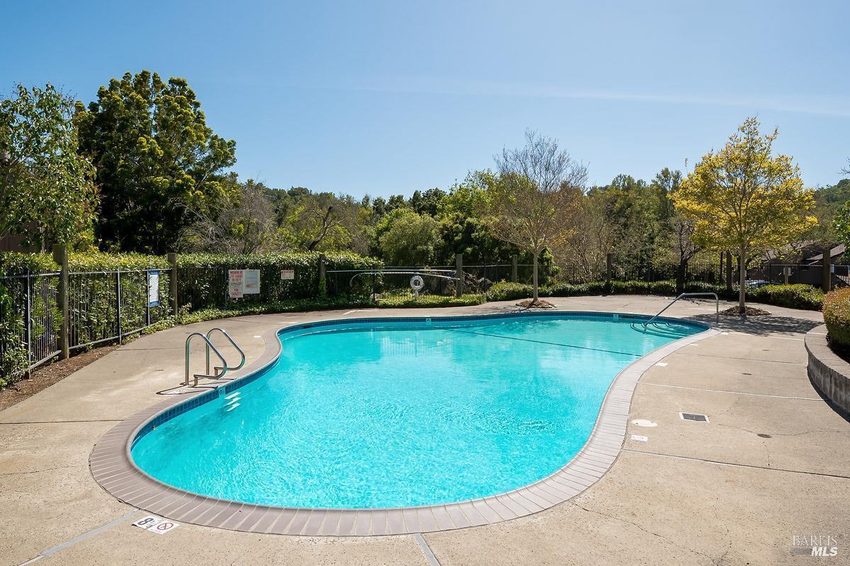 Detail Gallery Image 4 of 37 For 5 Charmaine Ct, Novato,  CA 94949 - 3 Beds | 2/1 Baths