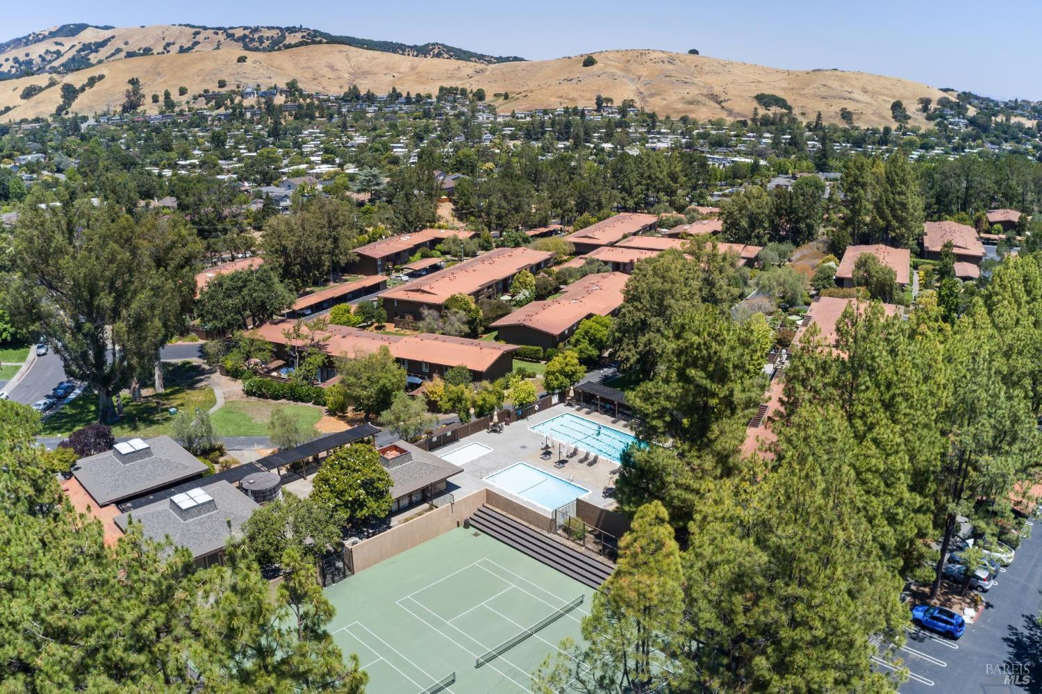 Detail Gallery Image 2 of 24 For 43 Forest Ln, San Rafael,  CA 94903 - 2 Beds | 2 Baths