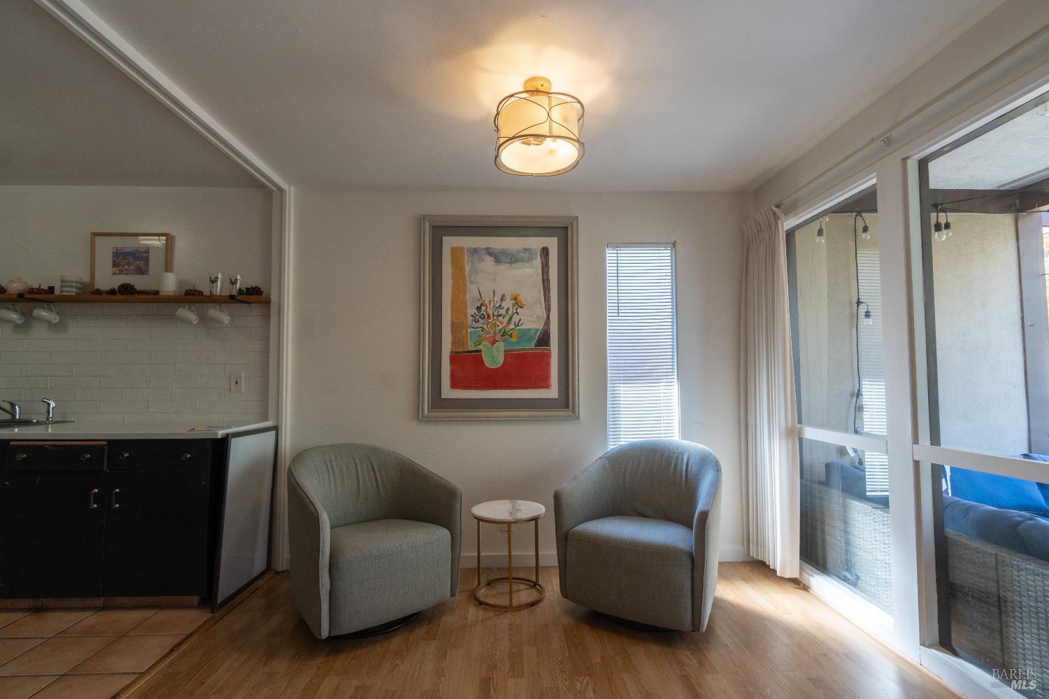 Detail Gallery Image 7 of 24 For 43 Forest Ln, San Rafael,  CA 94903 - 2 Beds | 2 Baths