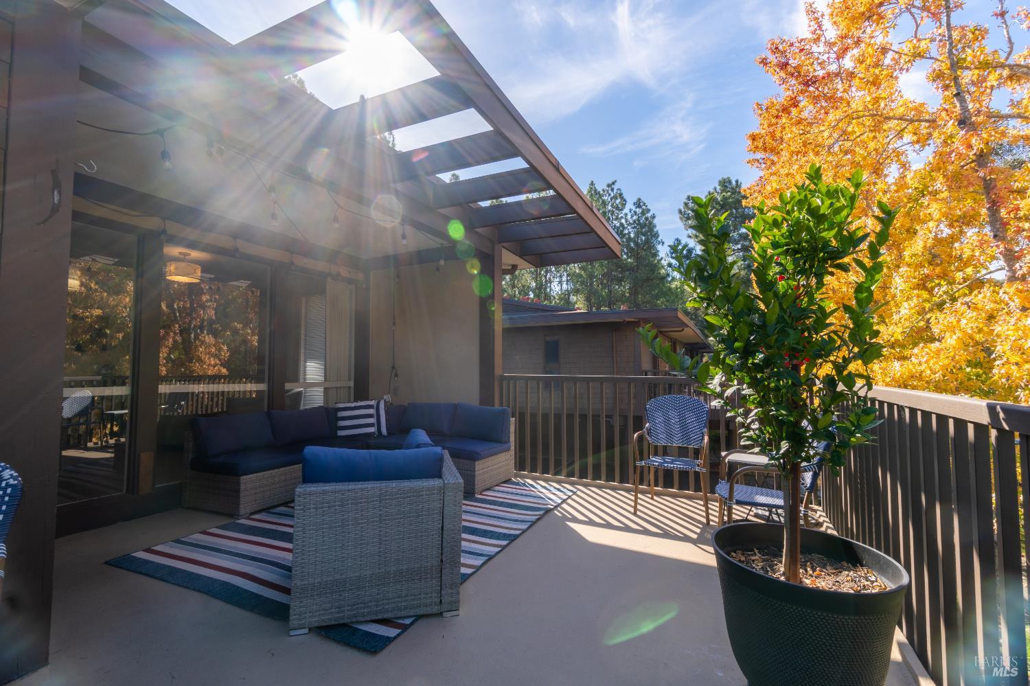 Detail Gallery Image 3 of 24 For 43 Forest Ln, San Rafael,  CA 94903 - 2 Beds | 2 Baths