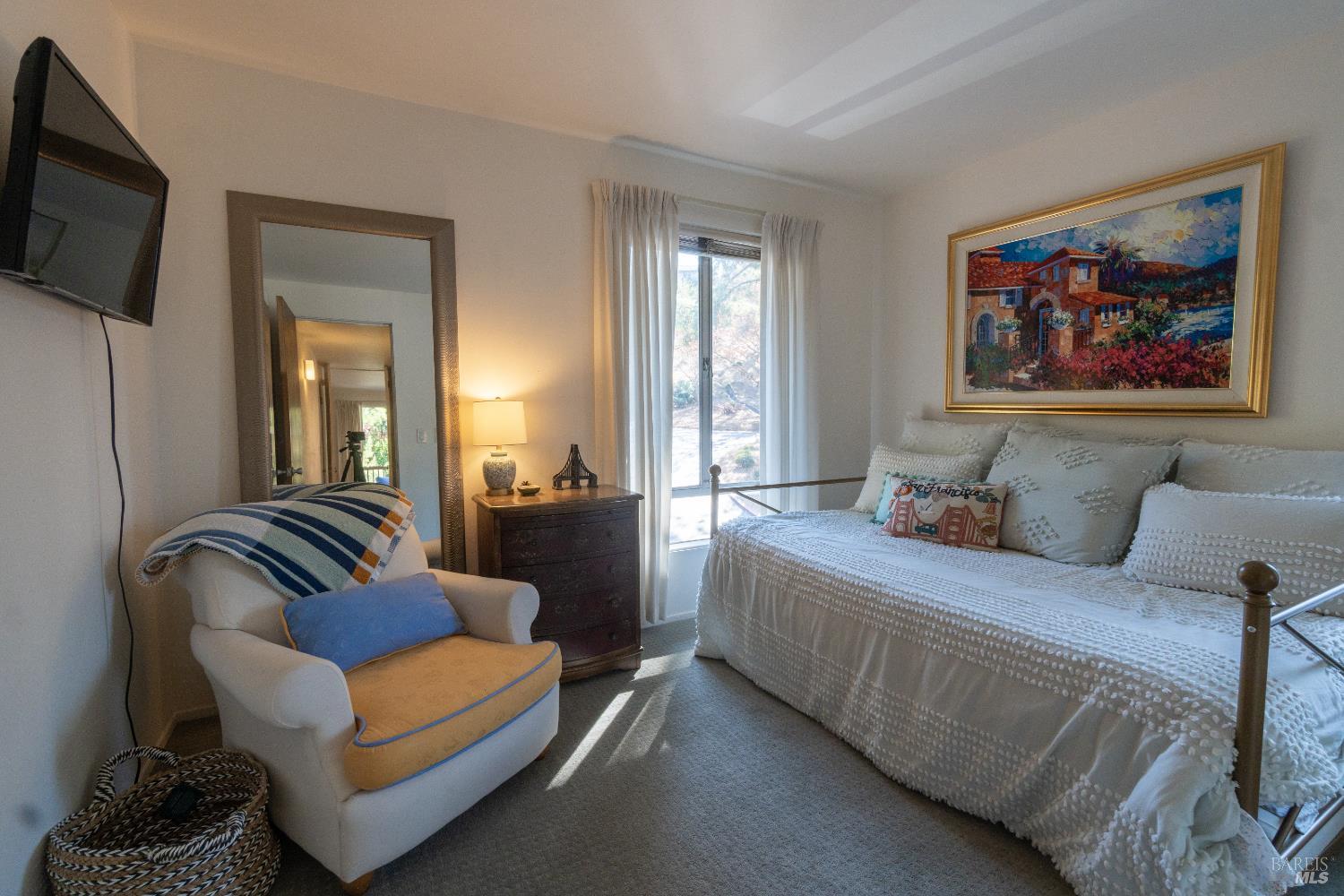 Detail Gallery Image 12 of 24 For 43 Forest Ln, San Rafael,  CA 94903 - 2 Beds | 2 Baths