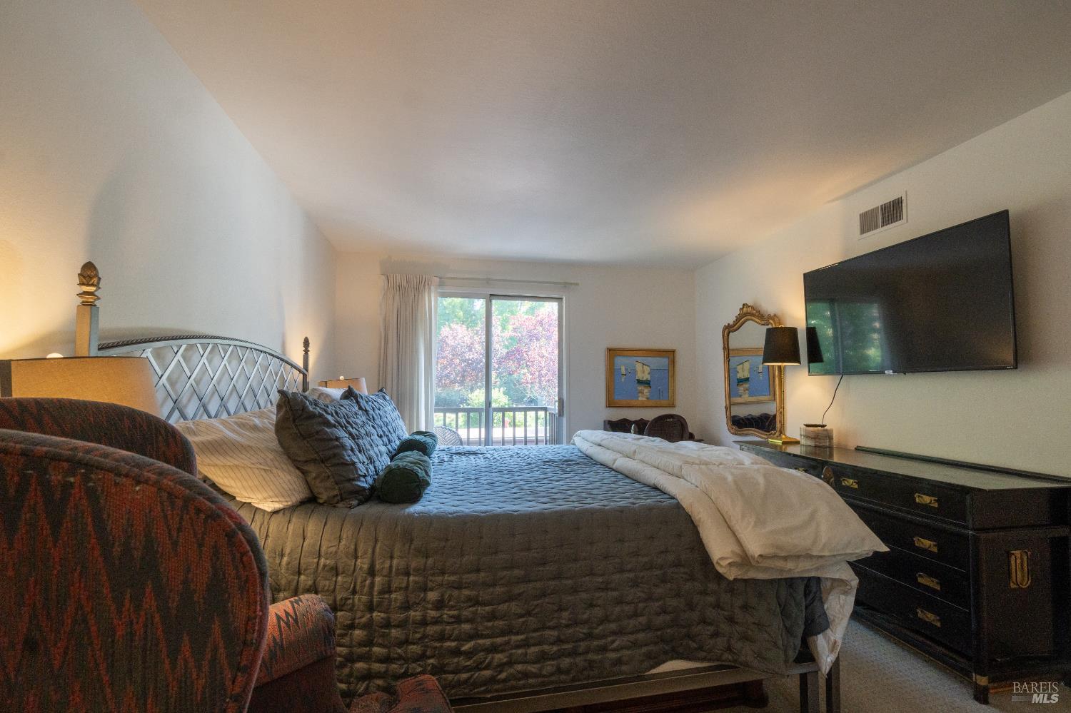 Detail Gallery Image 9 of 24 For 43 Forest Ln, San Rafael,  CA 94903 - 2 Beds | 2 Baths