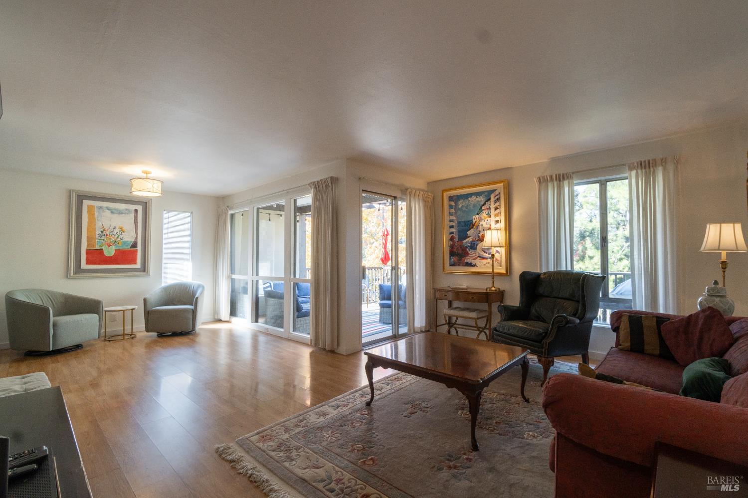 Detail Gallery Image 5 of 24 For 43 Forest Ln, San Rafael,  CA 94903 - 2 Beds | 2 Baths