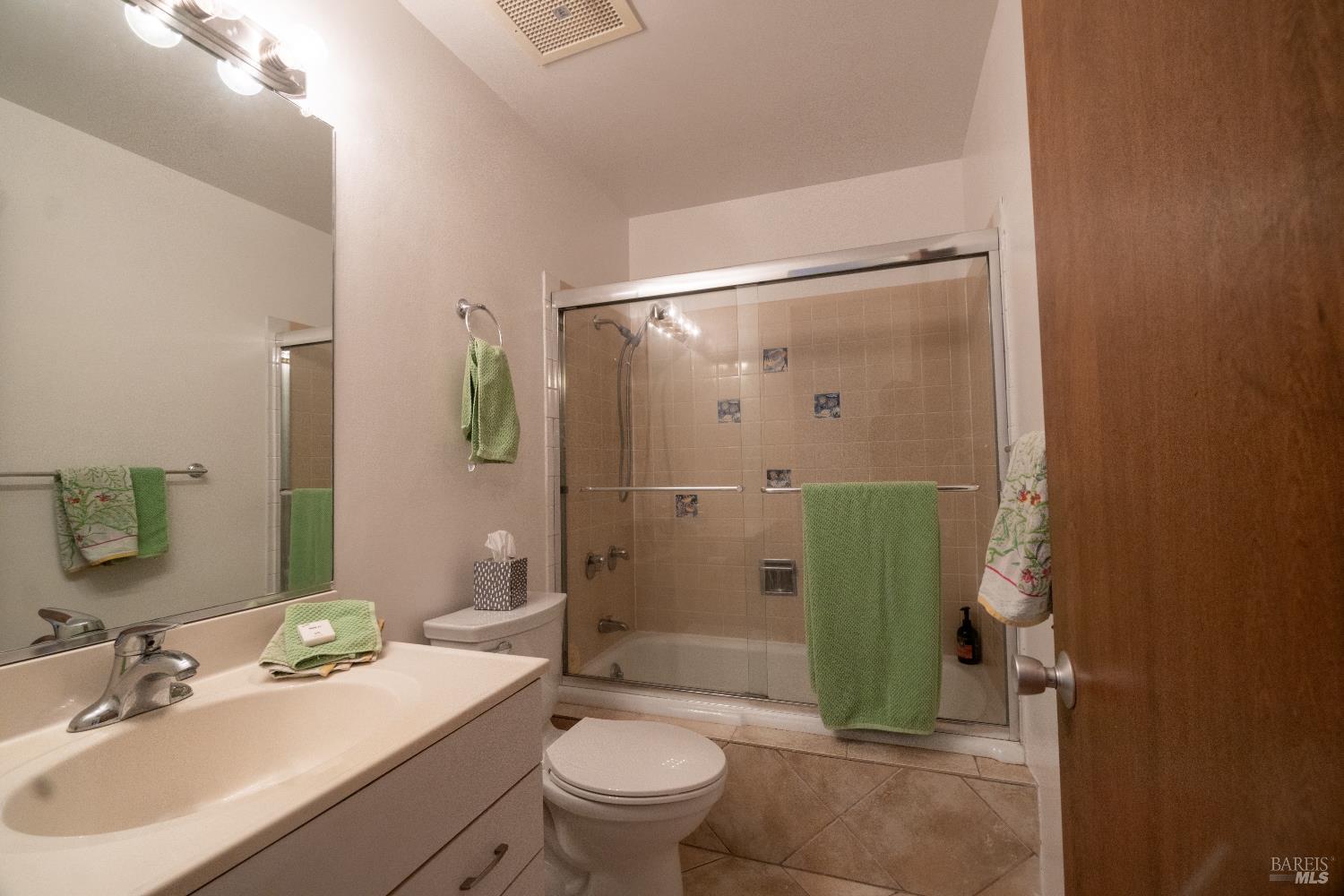 Detail Gallery Image 10 of 24 For 43 Forest Ln, San Rafael,  CA 94903 - 2 Beds | 2 Baths