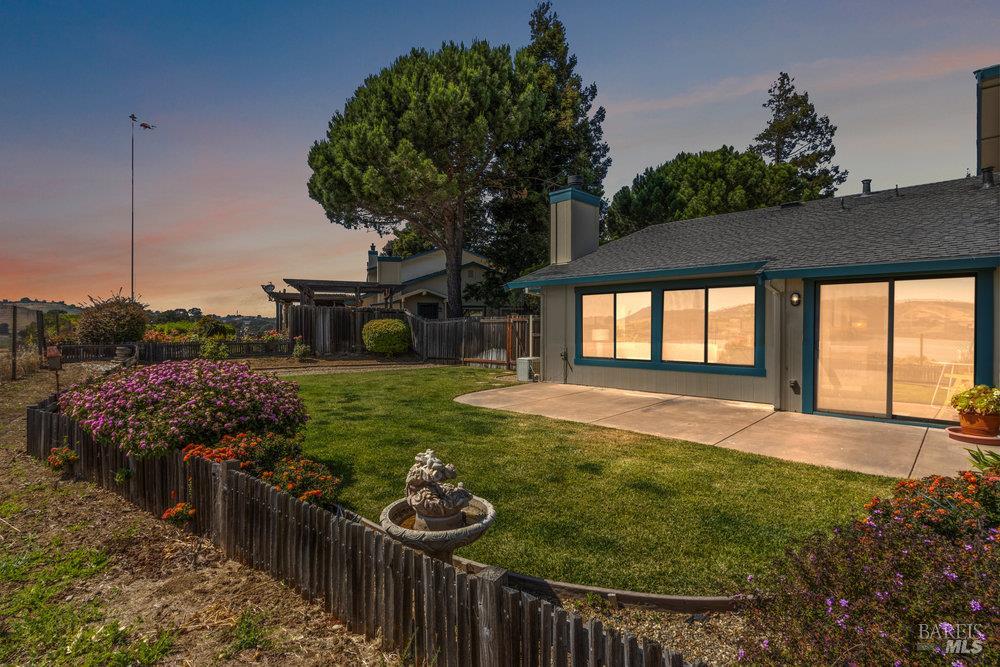 Detail Gallery Image 1 of 1 For 1520 London Cir, Benicia,  CA 94510 - 2 Beds | 2 Baths