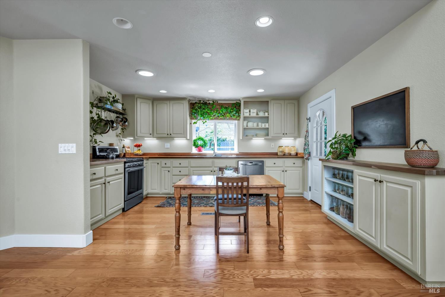 Detail Gallery Image 4 of 37 For 21425 Valley Oak Dr, Middletown,  CA 95461 - 3 Beds | 2/1 Baths