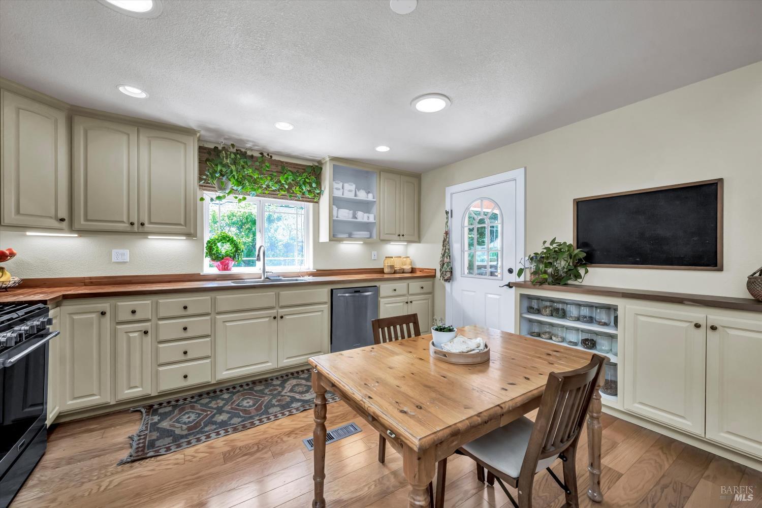 Detail Gallery Image 6 of 37 For 21425 Valley Oak Dr, Middletown,  CA 95461 - 3 Beds | 2/1 Baths