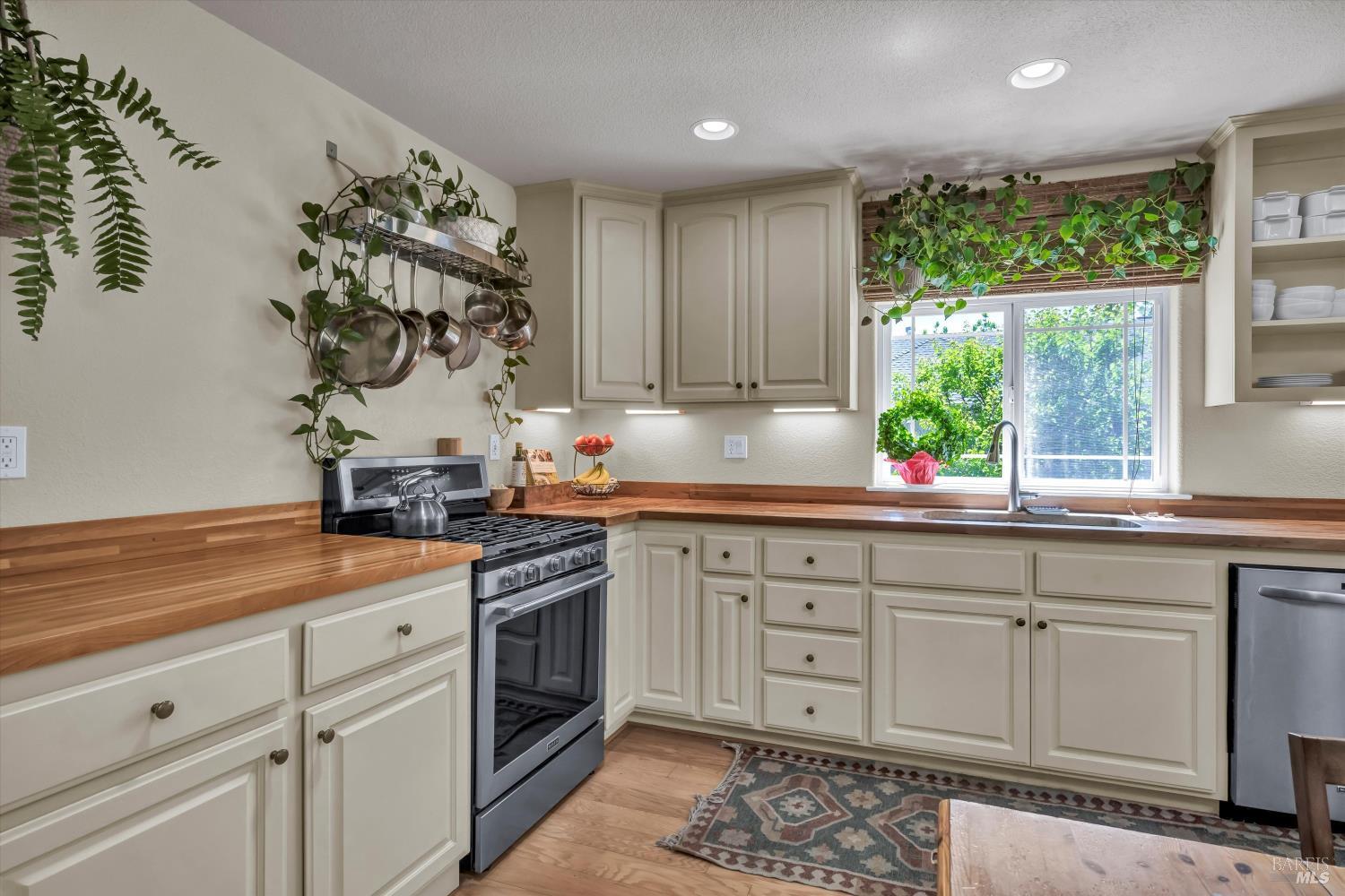 Detail Gallery Image 5 of 37 For 21425 Valley Oak Dr, Middletown,  CA 95461 - 3 Beds | 2/1 Baths