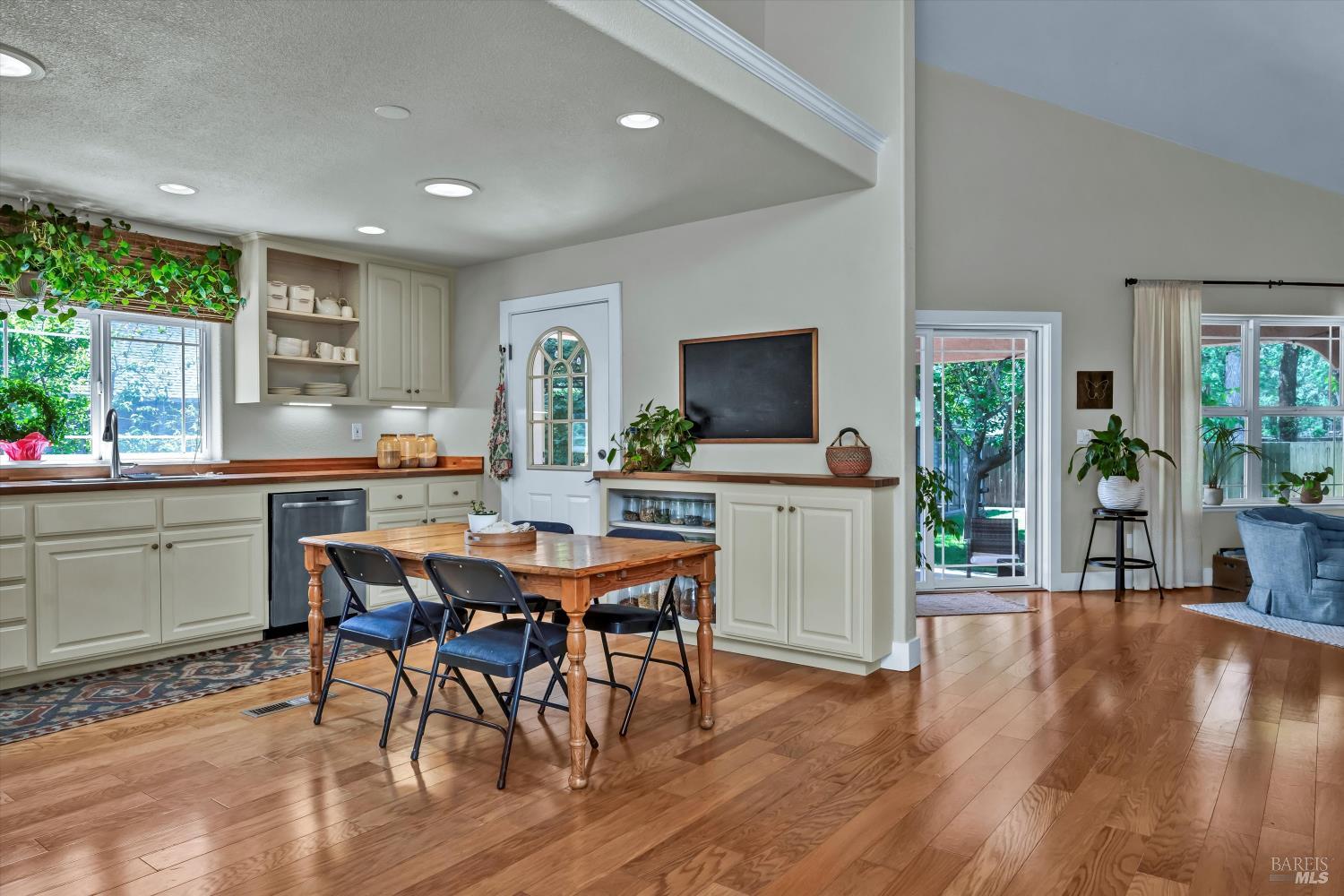 Detail Gallery Image 7 of 37 For 21425 Valley Oak Dr, Middletown,  CA 95461 - 3 Beds | 2/1 Baths