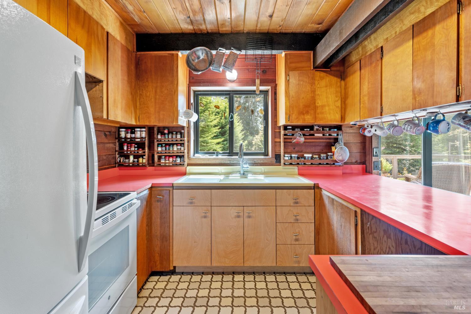 Detail Gallery Image 9 of 38 For 32800 Sutliff Ln, Fort Bragg,  CA 95437 - 2 Beds | 2 Baths