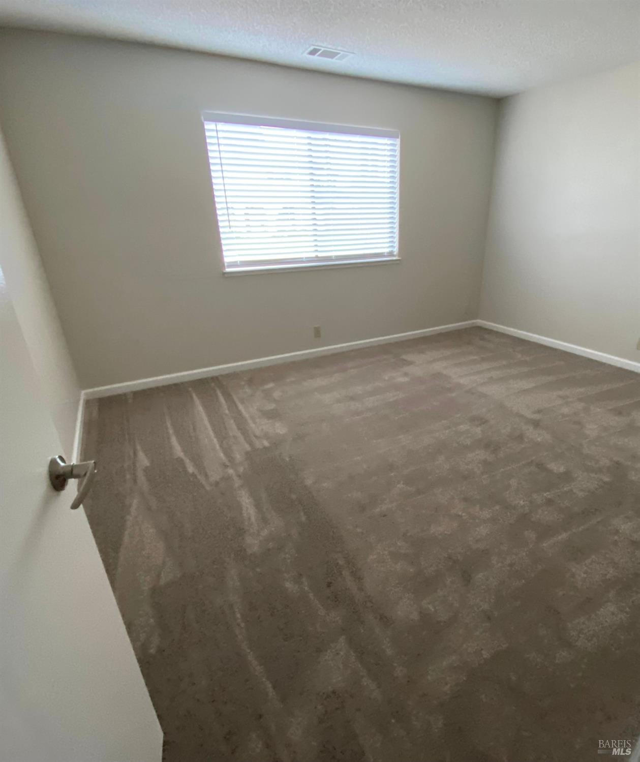 Detail Gallery Image 8 of 11 For 130 Quietwood Dr, Vacaville,  CA 95688 - 3 Beds | 2 Baths