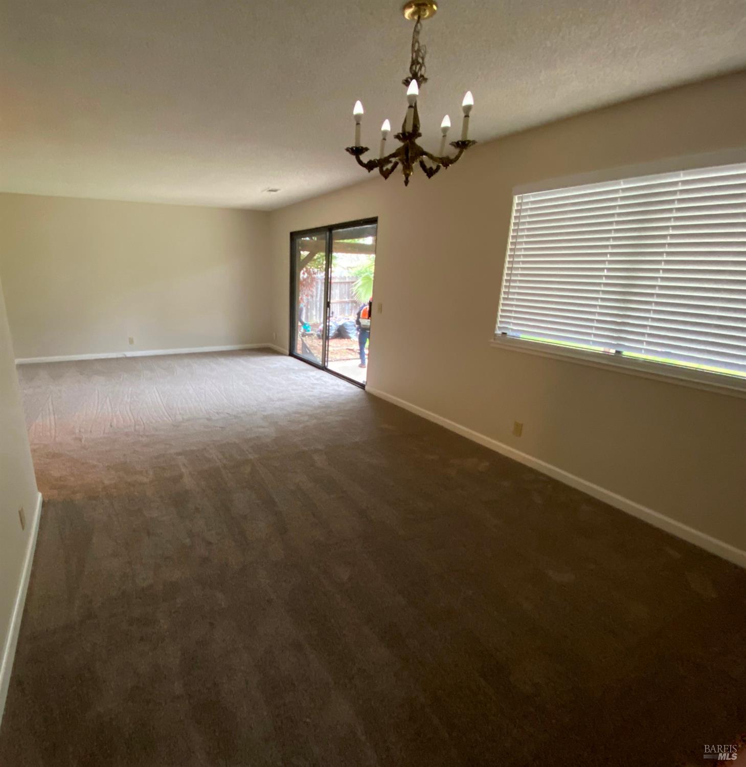 Detail Gallery Image 4 of 11 For 130 Quietwood Dr, Vacaville,  CA 95688 - 3 Beds | 2 Baths