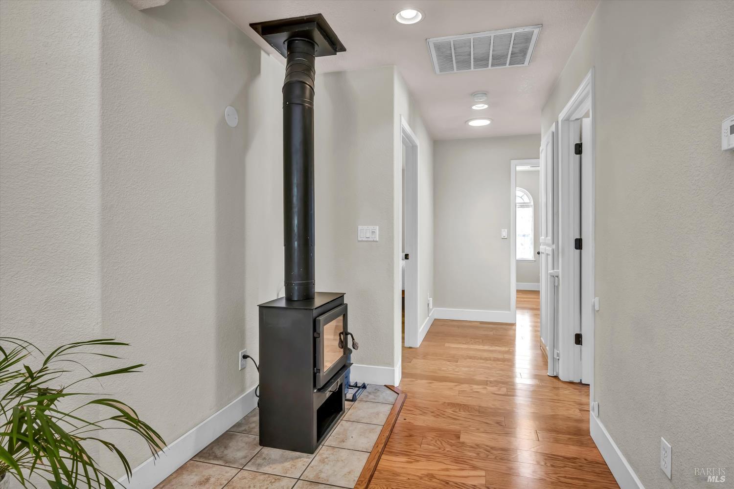 Detail Gallery Image 11 of 37 For 21425 Valley Oak Dr, Middletown,  CA 95461 - 3 Beds | 2/1 Baths