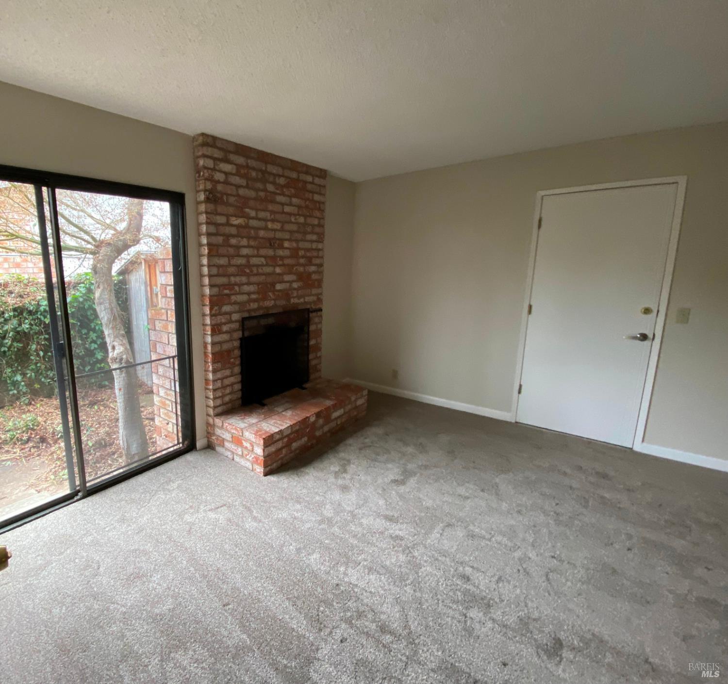 Detail Gallery Image 2 of 11 For 130 Quietwood Dr, Vacaville,  CA 95688 - 3 Beds | 2 Baths