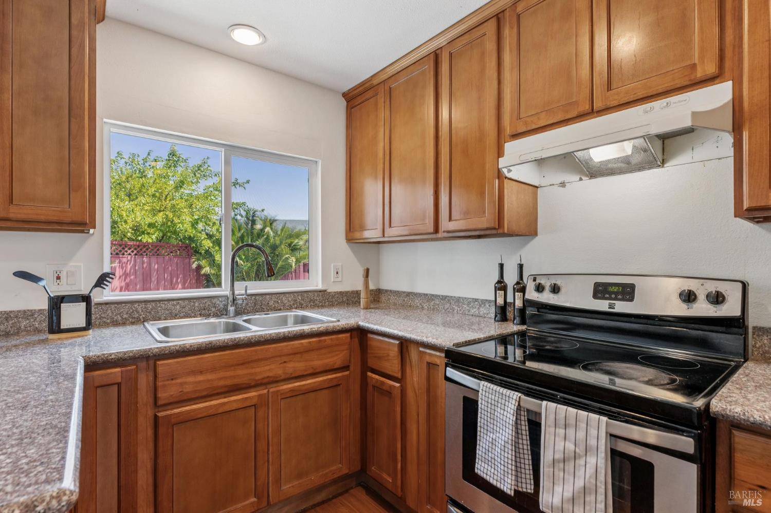 Detail Gallery Image 3 of 27 For 137 Saint Marys Pl, Vallejo,  CA 94589 - 3 Beds | 2 Baths