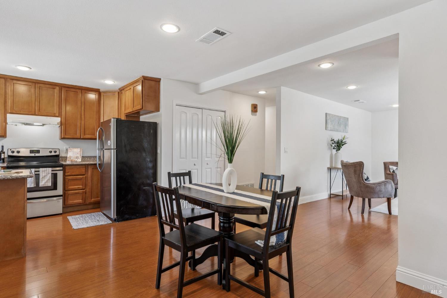Detail Gallery Image 8 of 27 For 137 Saint Marys Pl, Vallejo,  CA 94589 - 3 Beds | 2 Baths