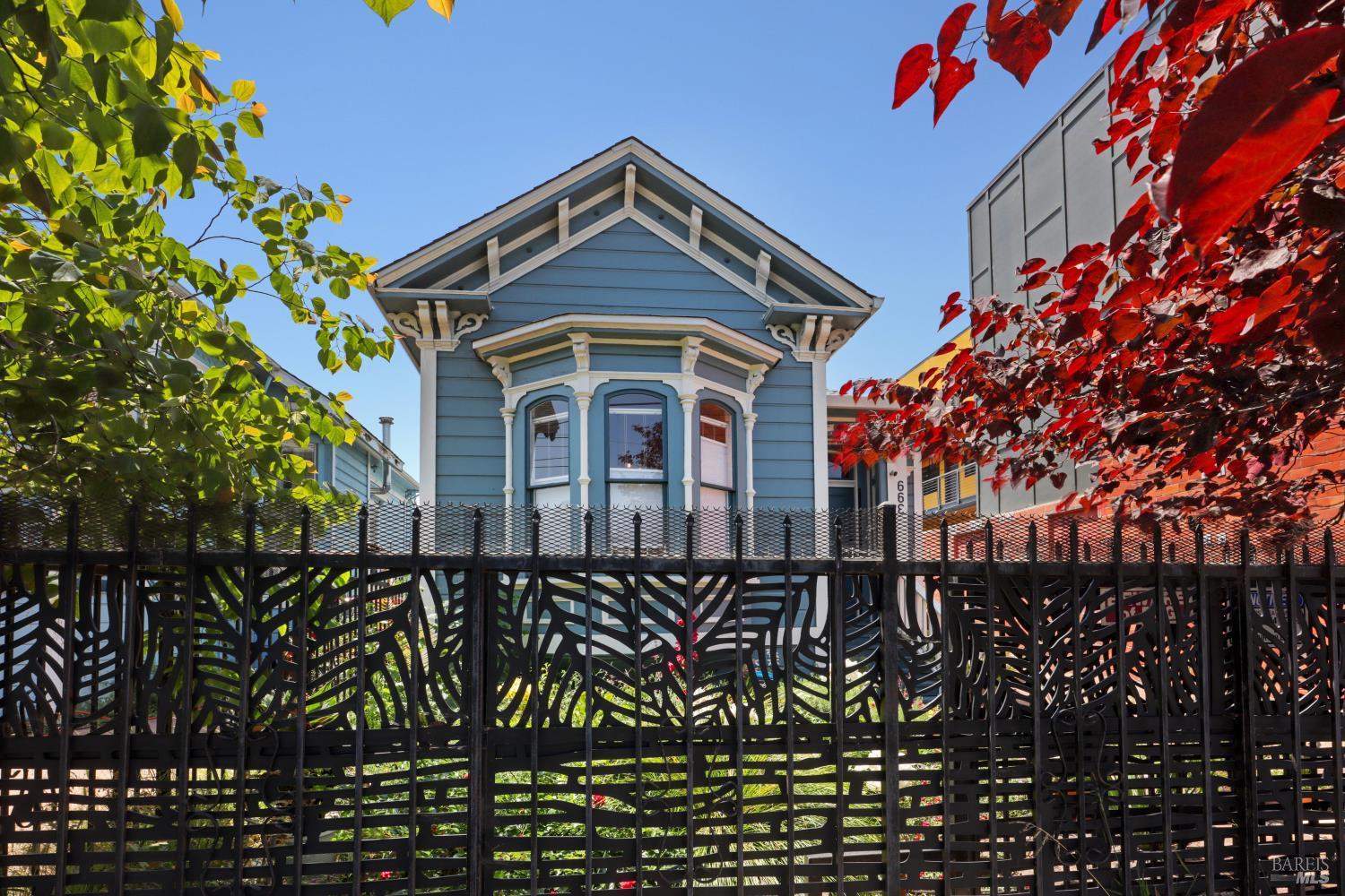 Detail Gallery Image 2 of 27 For 663 24th St, Oakland,  CA 94612 - 2 Beds | 2 Baths