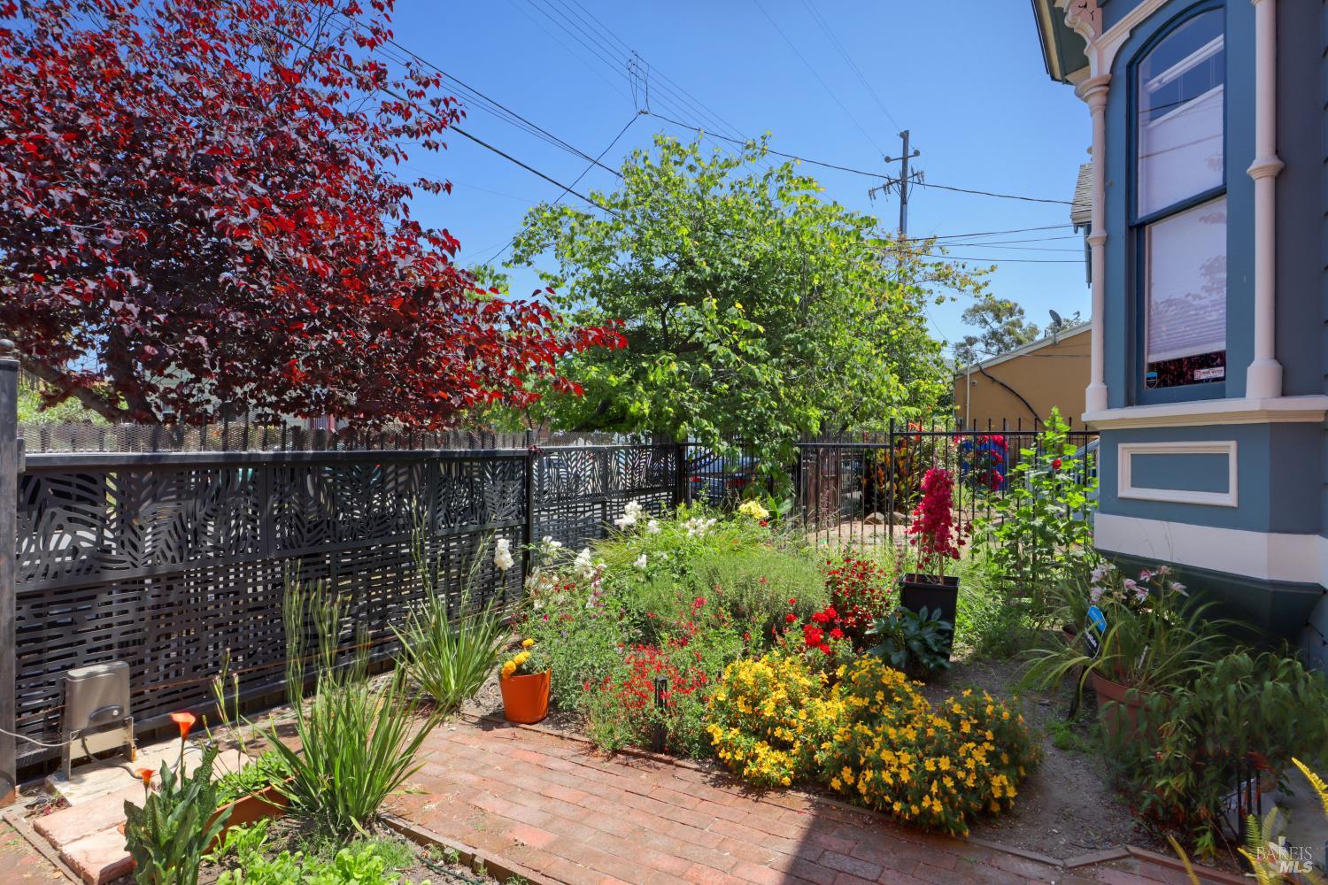 Detail Gallery Image 4 of 27 For 663 24th St, Oakland,  CA 94612 - 2 Beds | 2 Baths