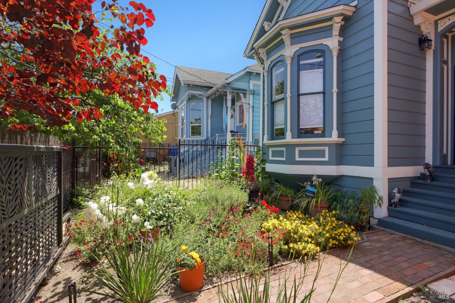 Detail Gallery Image 3 of 27 For 663 24th St, Oakland,  CA 94612 - 2 Beds | 2 Baths