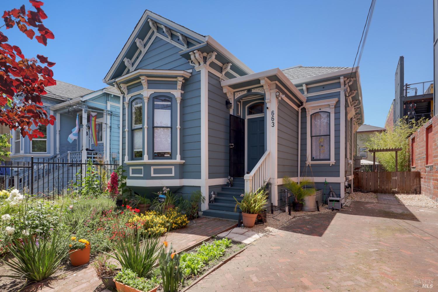 Detail Gallery Image 1 of 27 For 663 24th St, Oakland,  CA 94612 - 2 Beds | 2 Baths
