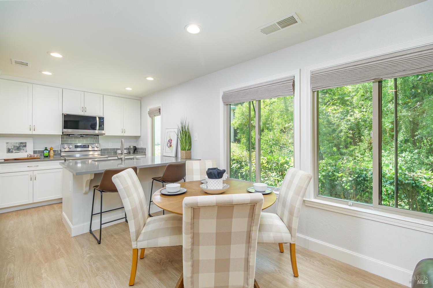 Detail Gallery Image 4 of 17 For 209 Antoinette Ct, Novato,  CA 94947 - 2 Beds | 1 Baths