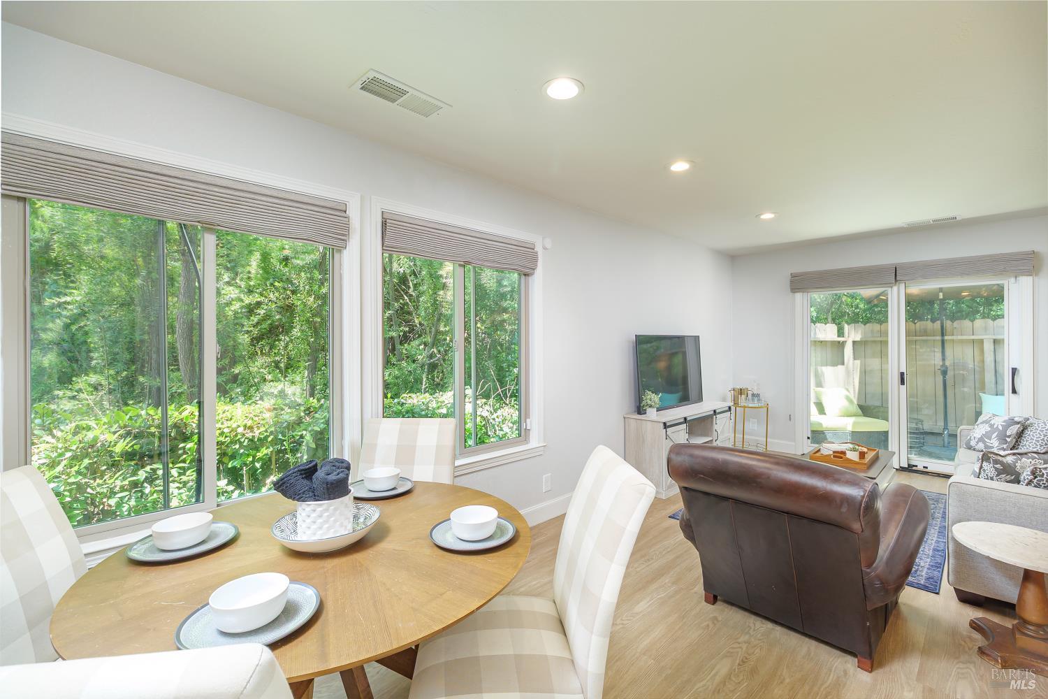 Detail Gallery Image 3 of 17 For 209 Antoinette Ct, Novato,  CA 94947 - 2 Beds | 1 Baths