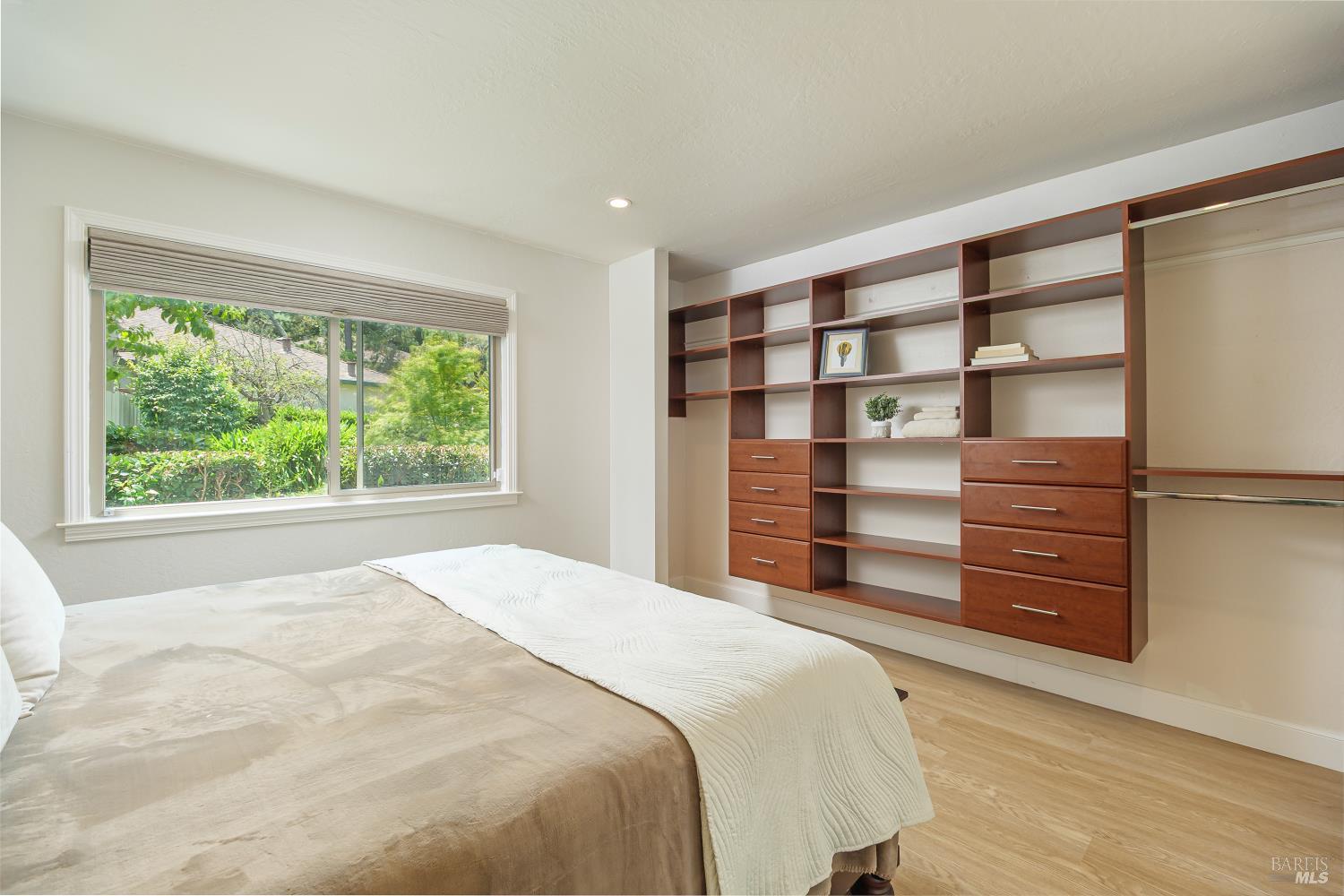 Detail Gallery Image 8 of 17 For 209 Antoinette Ct, Novato,  CA 94947 - 2 Beds | 1 Baths