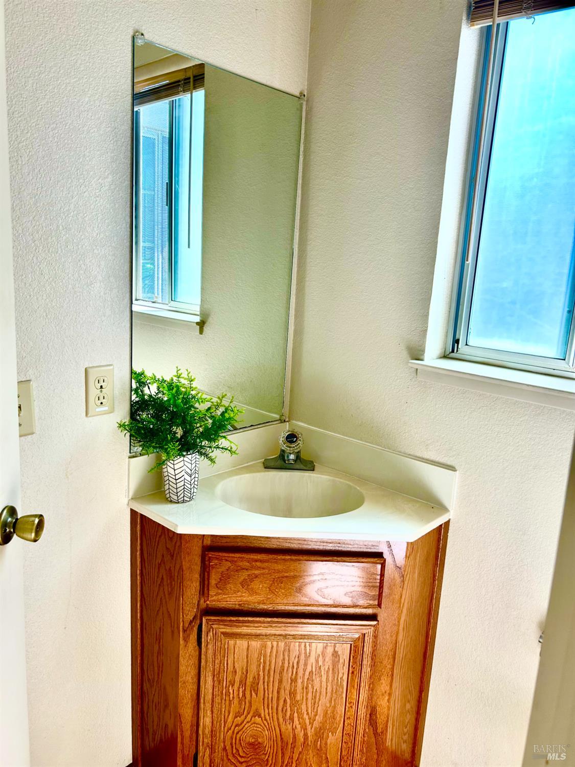 Detail Gallery Image 4 of 29 For 261 Bridgewater Cir, Suisun City,  CA 94585 - 3 Beds | 2/1 Baths