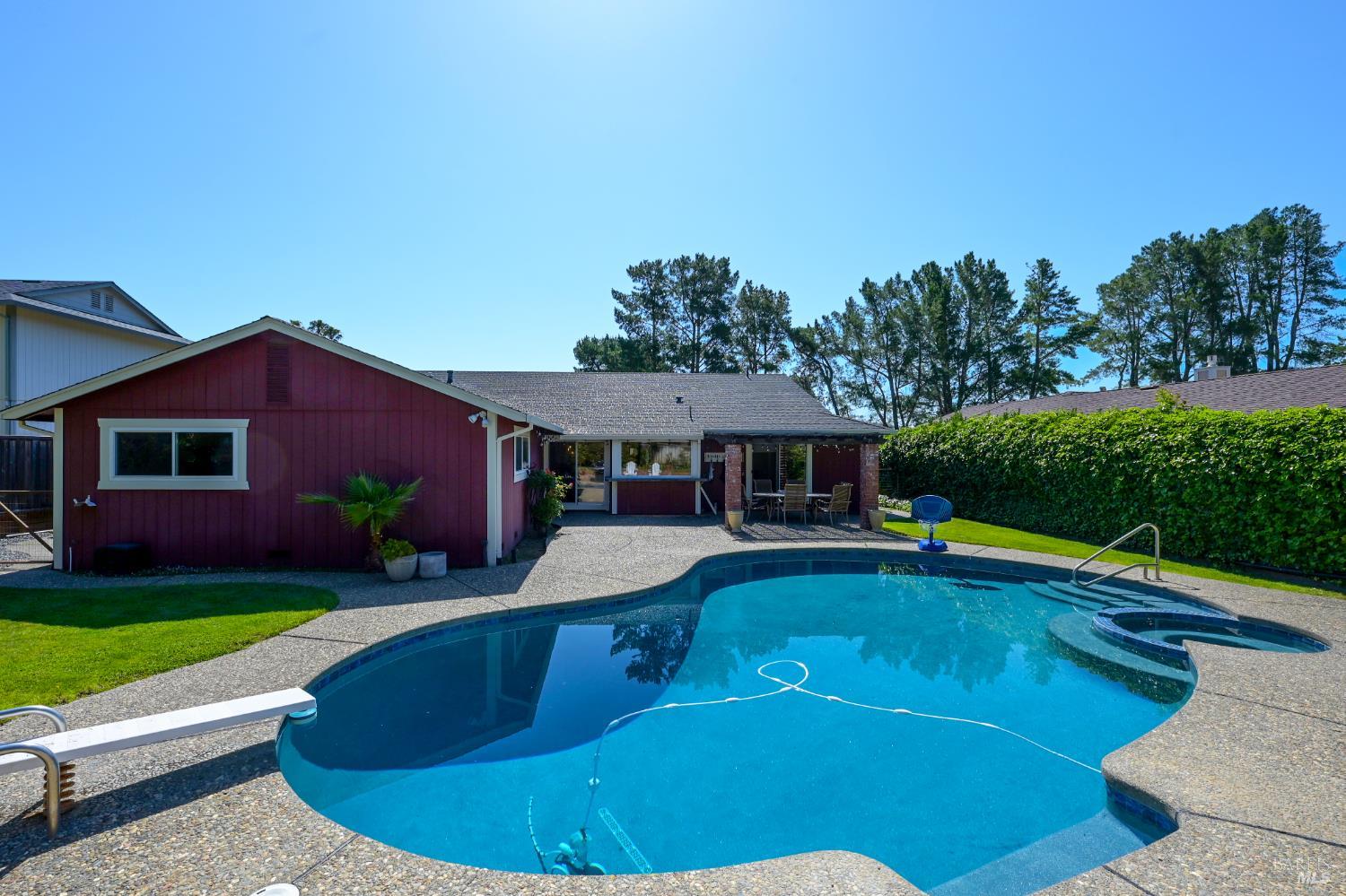 Detail Gallery Image 14 of 28 For 17 Mosswood Ct, Novato,  CA 94947 - 4 Beds | 2 Baths