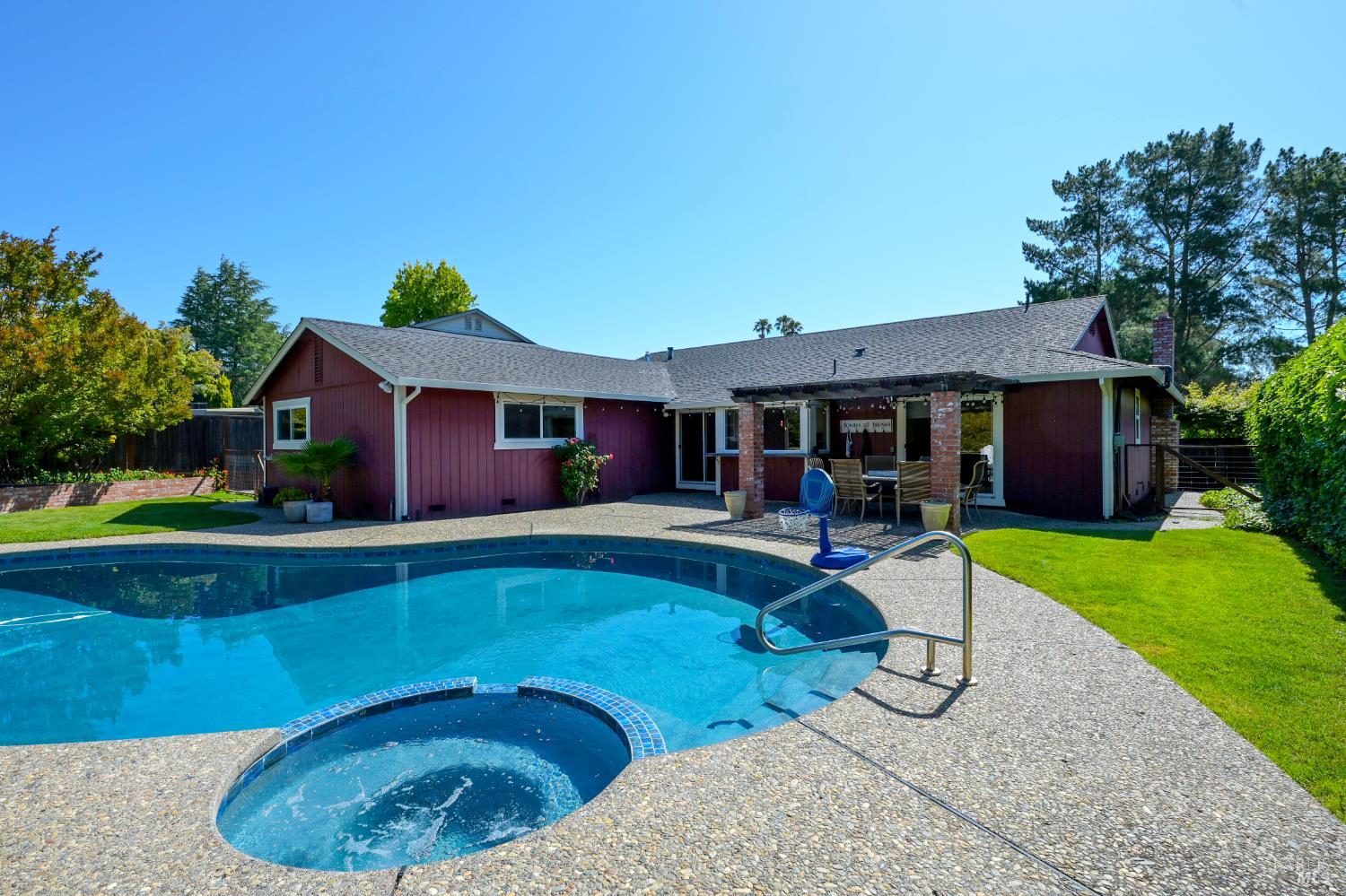 Detail Gallery Image 15 of 28 For 17 Mosswood Ct, Novato,  CA 94947 - 4 Beds | 2 Baths