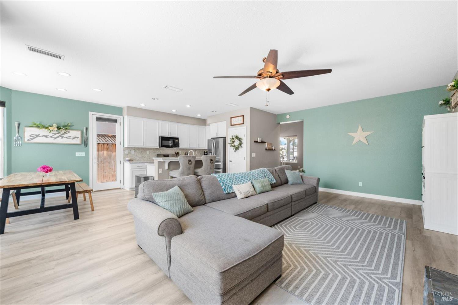 Detail Gallery Image 8 of 42 For 1341 Valley Glen Dr, Dixon,  CA 95620 - 4 Beds | 3 Baths