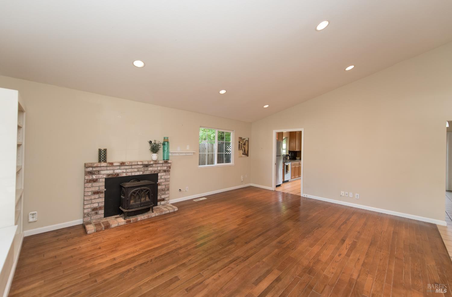 Detail Gallery Image 7 of 31 For 135 Furber Ln, Cloverdale,  CA 95425 - 3 Beds | 2 Baths