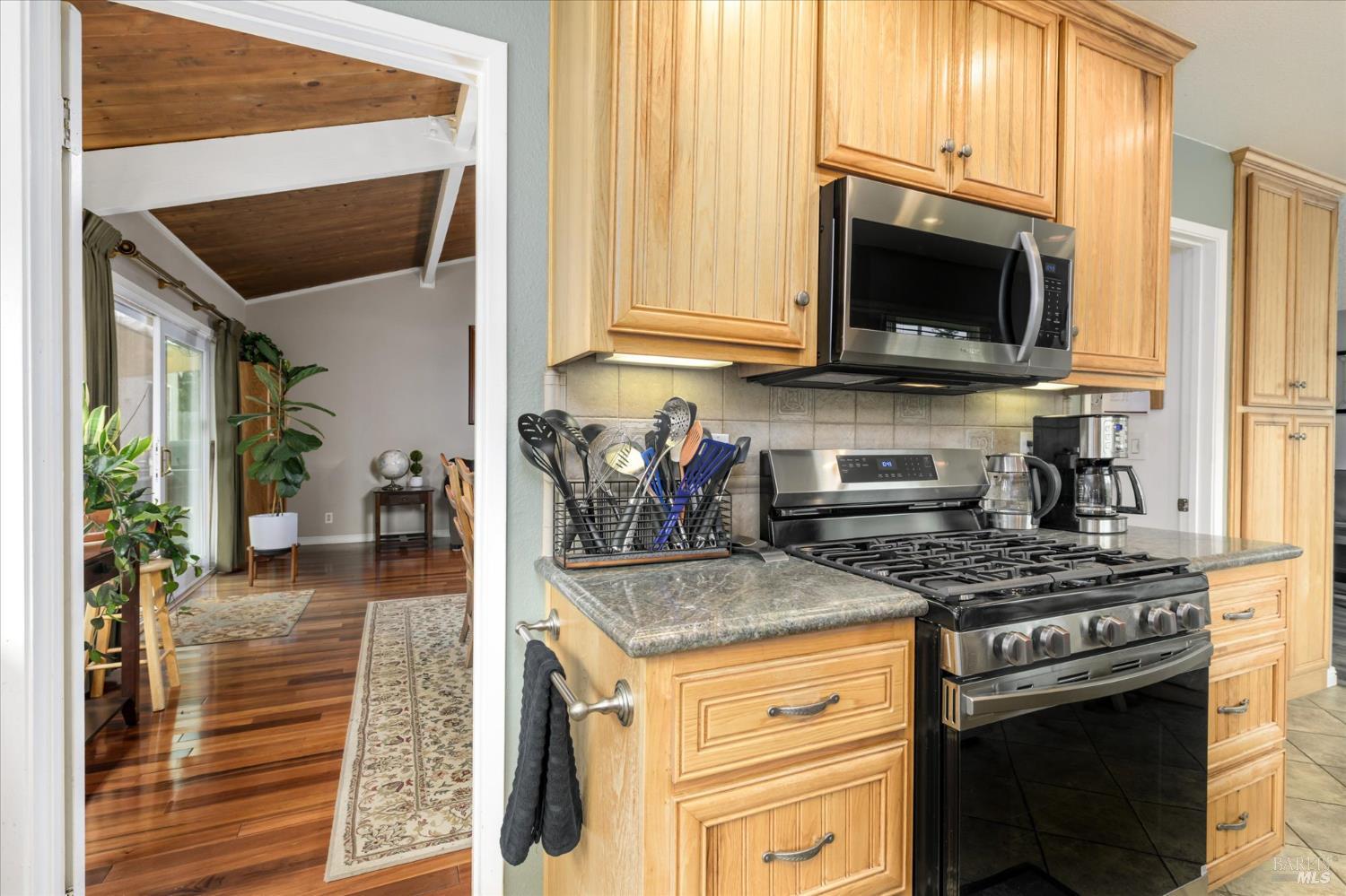 Detail Gallery Image 14 of 52 For 531 Locust Dr, Vallejo,  CA 94591 - 4 Beds | 2 Baths
