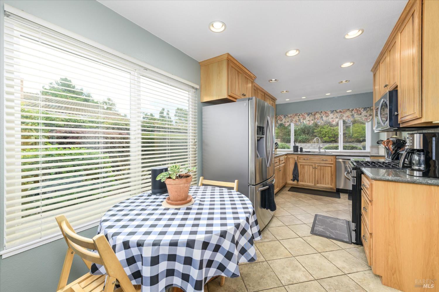 Detail Gallery Image 11 of 52 For 531 Locust Dr, Vallejo,  CA 94591 - 4 Beds | 2 Baths