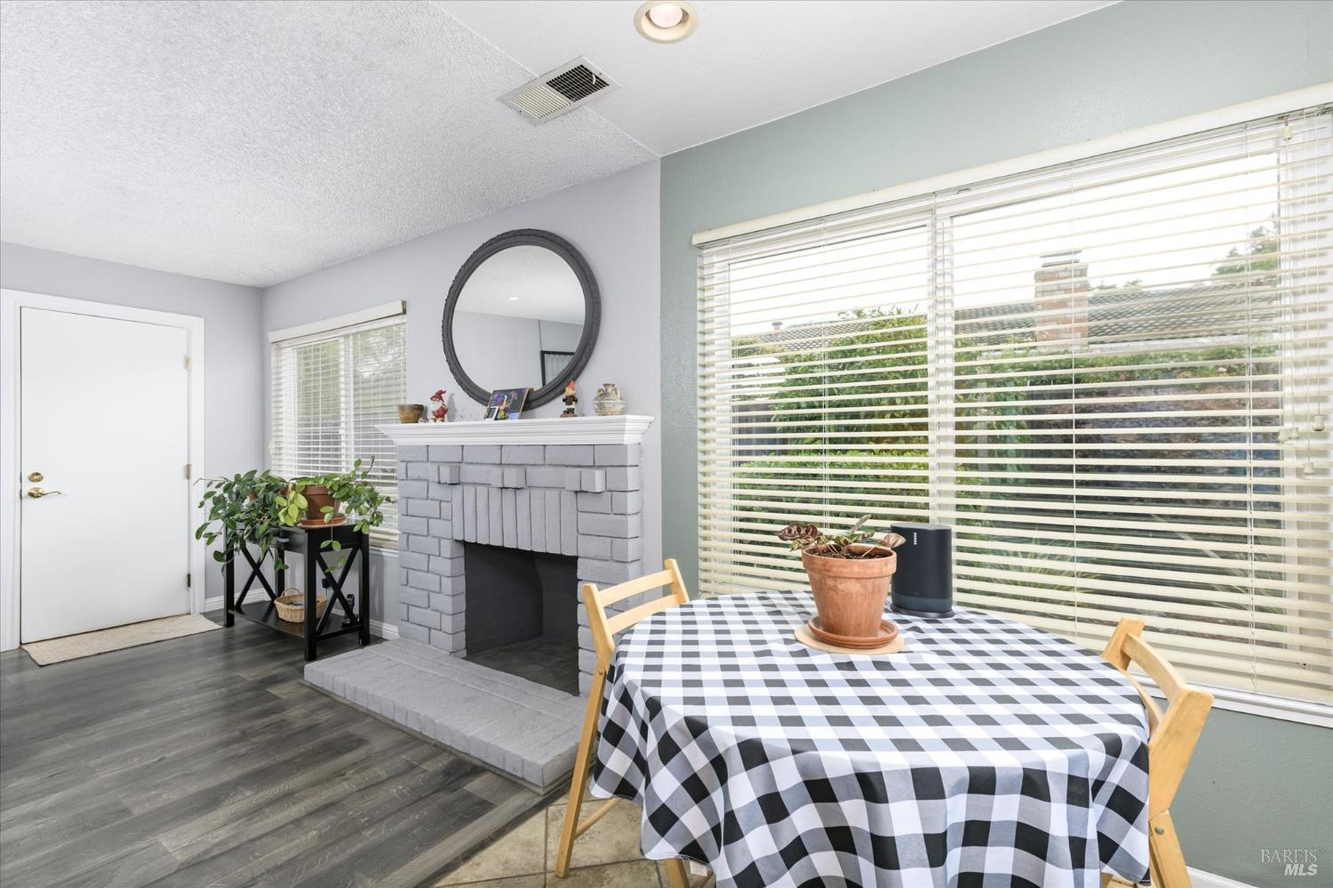 Detail Gallery Image 9 of 52 For 531 Locust Dr, Vallejo,  CA 94591 - 4 Beds | 2 Baths