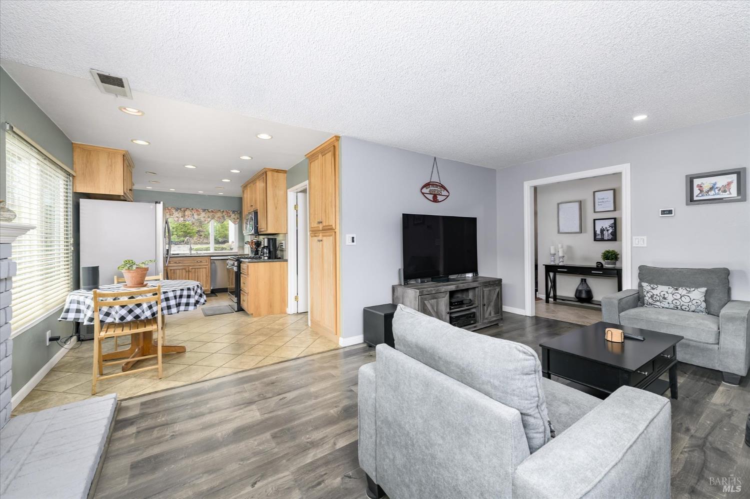 Detail Gallery Image 8 of 52 For 531 Locust Dr, Vallejo,  CA 94591 - 4 Beds | 2 Baths