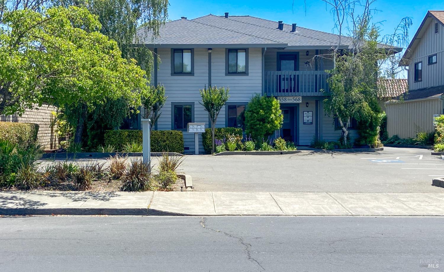 558 3rd St W