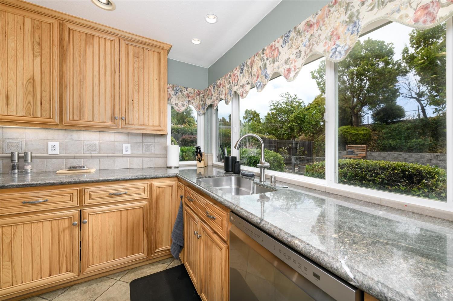 Detail Gallery Image 13 of 52 For 531 Locust Dr, Vallejo,  CA 94591 - 4 Beds | 2 Baths