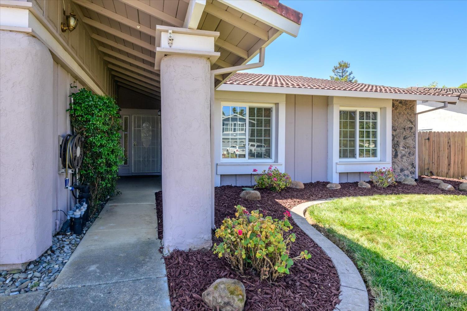 Detail Gallery Image 4 of 52 For 531 Locust Dr, Vallejo,  CA 94591 - 4 Beds | 2 Baths