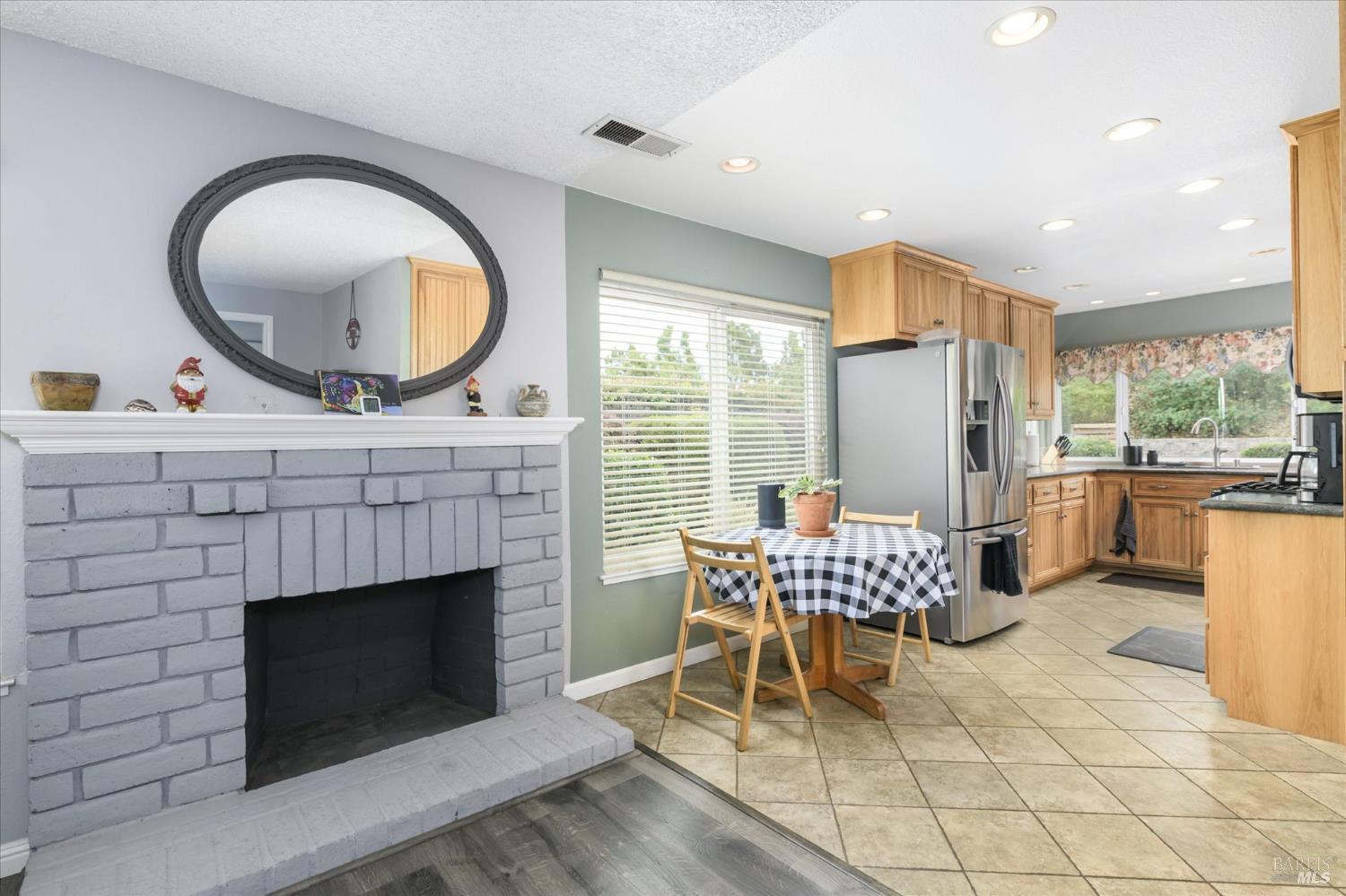 Detail Gallery Image 10 of 52 For 531 Locust Dr, Vallejo,  CA 94591 - 4 Beds | 2 Baths
