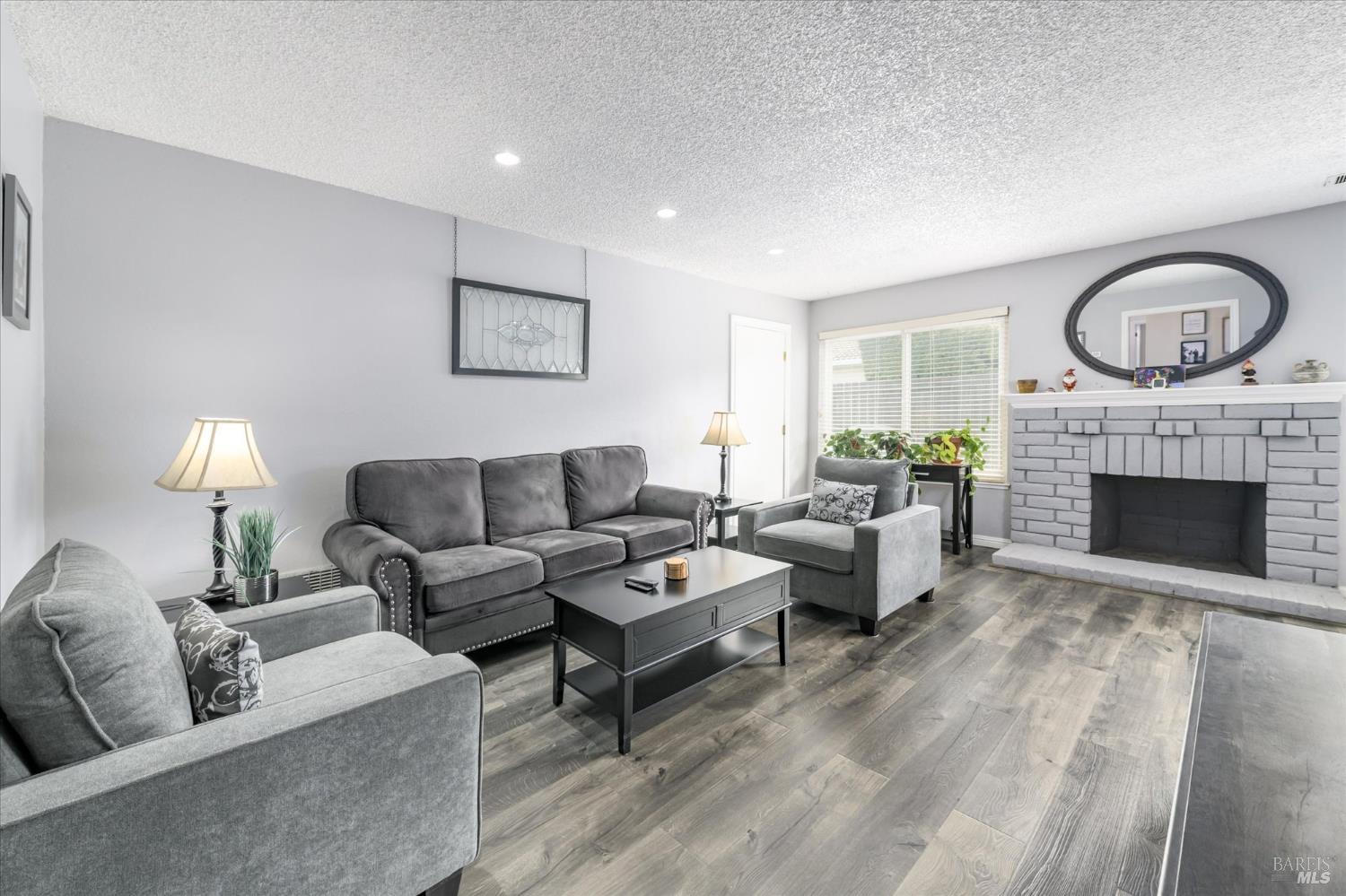 Detail Gallery Image 6 of 52 For 531 Locust Dr, Vallejo,  CA 94591 - 4 Beds | 2 Baths