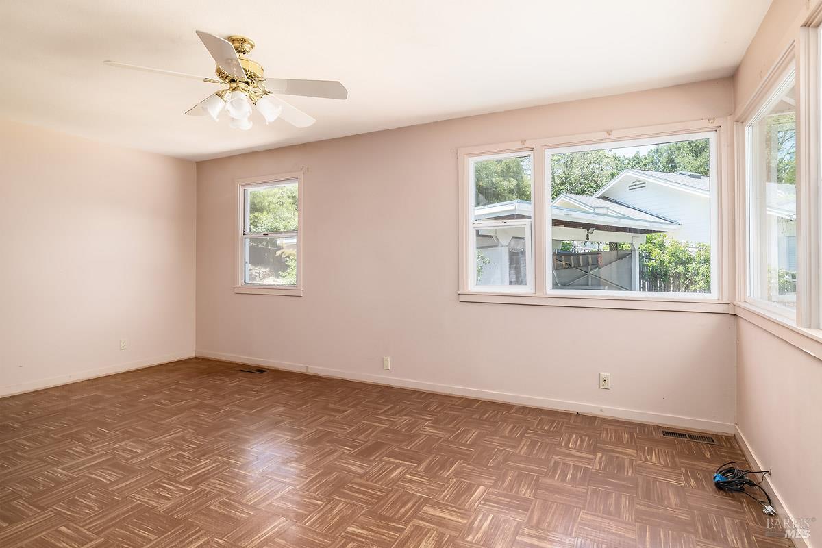 Detail Gallery Image 4 of 24 For 8 Crescent Ct, Woodacre,  CA 94973 - 3 Beds | 1 Baths