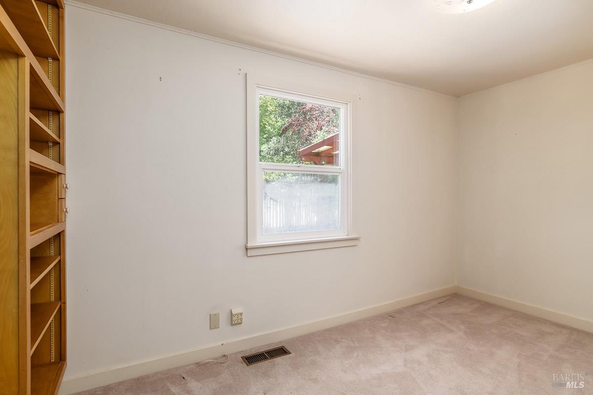 Detail Gallery Image 10 of 24 For 8 Crescent Ct, Woodacre,  CA 94973 - 3 Beds | 1 Baths