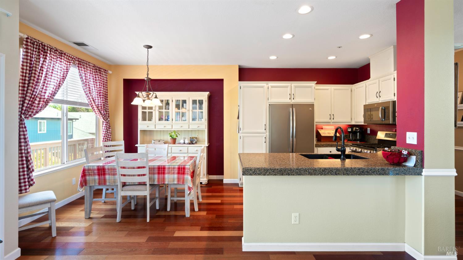Detail Gallery Image 9 of 34 For 1205 Mateo Dr, Rohnert Park,  CA 94928 - 3 Beds | 2/1 Baths