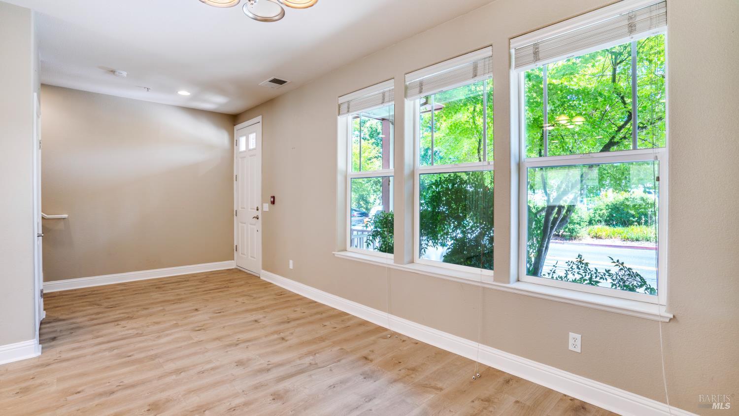 Detail Gallery Image 9 of 38 For 9149 Windsor Rd, Windsor,  CA 95492 - 3 Beds | 2/1 Baths