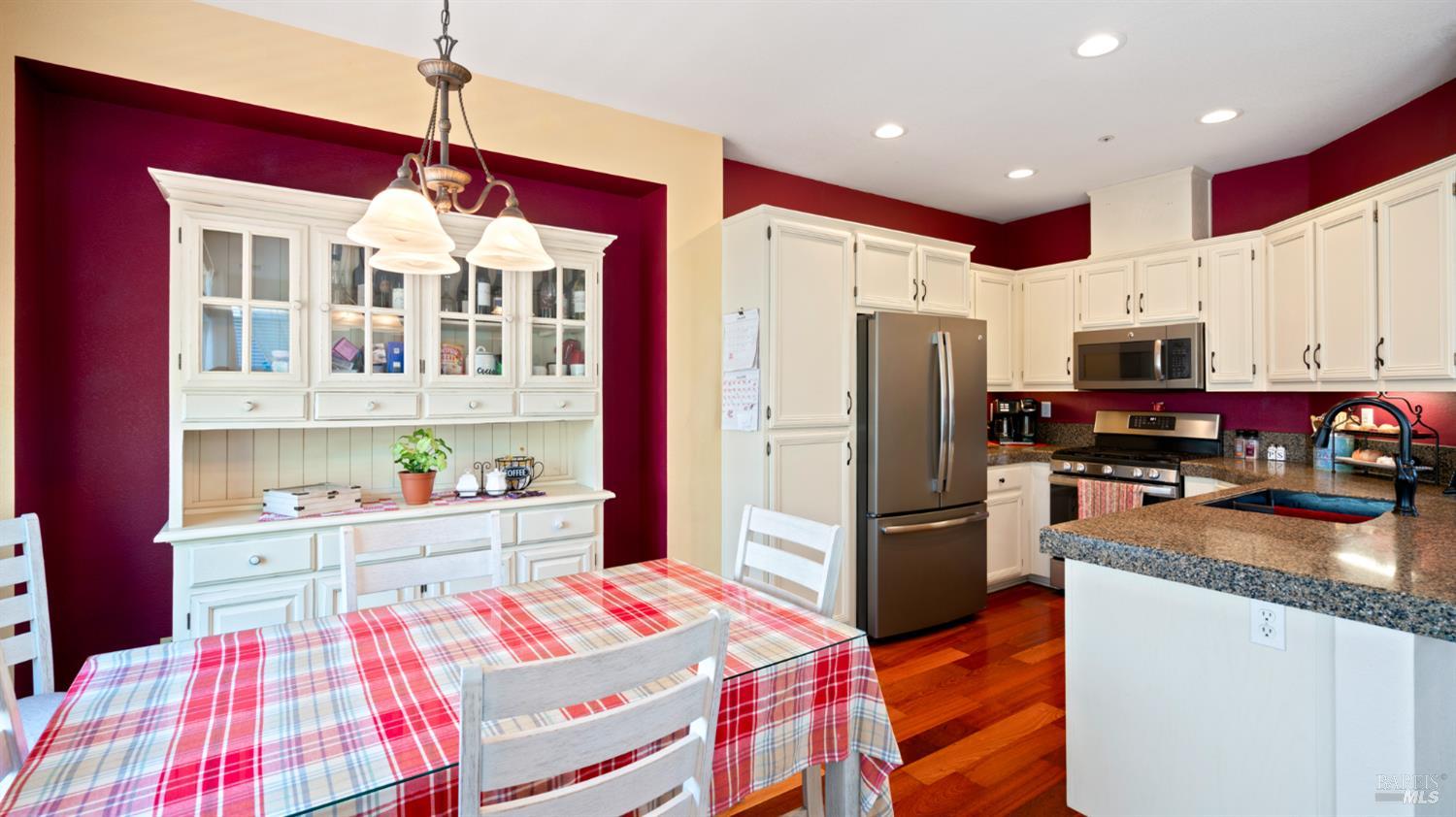 Detail Gallery Image 10 of 34 For 1205 Mateo Dr, Rohnert Park,  CA 94928 - 3 Beds | 2/1 Baths