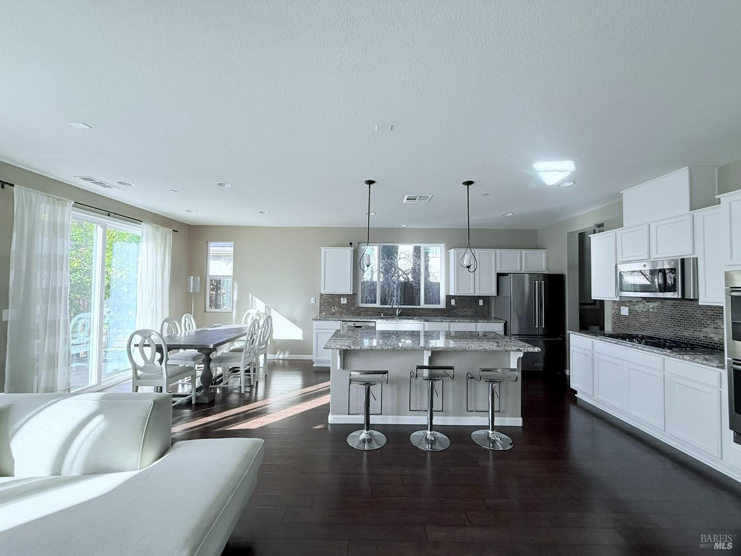 Detail Gallery Image 6 of 16 For 873 Saratoga Dr, Napa,  CA 94559 - 4 Beds | 3 Baths