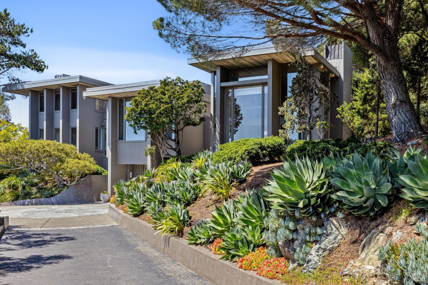 Detail Gallery Image 2 of 99 For 83 Mount Tiburon Rd, Tiburon,  CA 94920 - 6 Beds | 5/1 Baths
