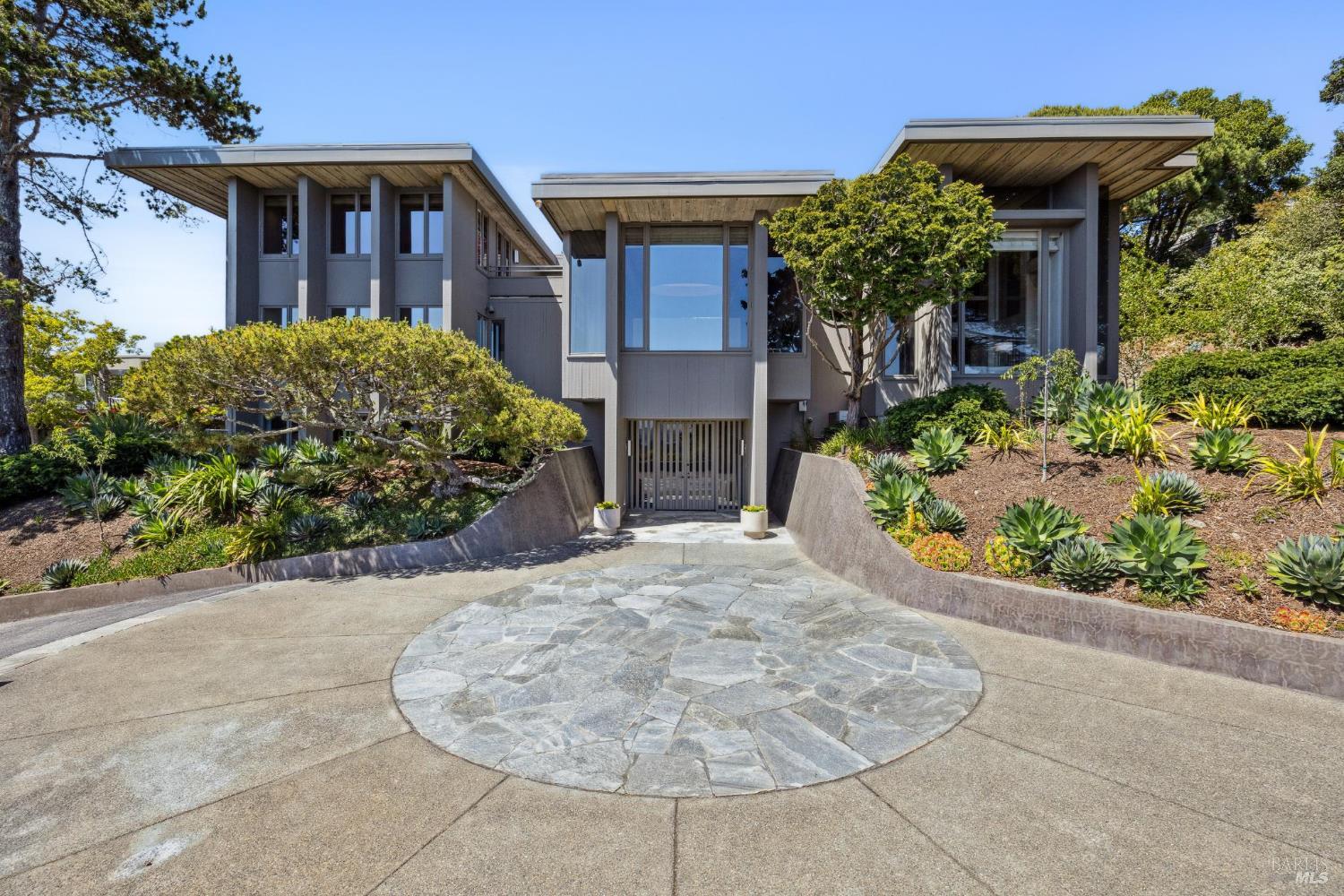 Detail Gallery Image 3 of 99 For 83 Mount Tiburon Rd, Tiburon,  CA 94920 - 6 Beds | 5/1 Baths